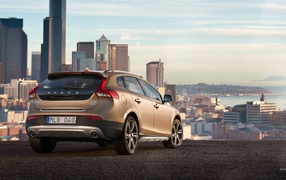 Коричневый Volvo на фоне города