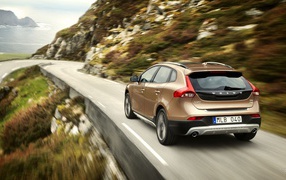 Быстрый Volvo на серпантине