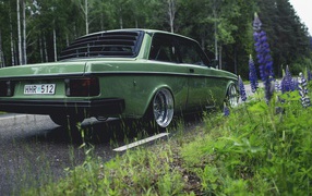 Автомобиль Volvo 240 у обочины