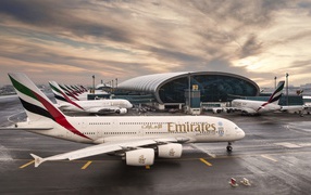 Ряд самолетов Airbus A380  в аэропорту Дубаи