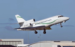 Частный самолет с зеленой полосой на борту