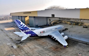 Самолет Airbus A380 на обслуживании в ангаре