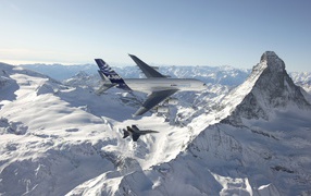 Самолет Airbus A380 над горами