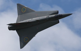 Черный самолет Saab 35 Draken