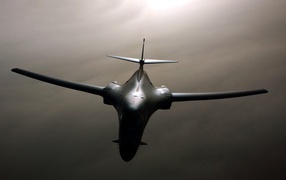 Черный военный самолет Rockwell B-1 Lancer