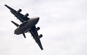 Самолет C-17 Globmaster в небе