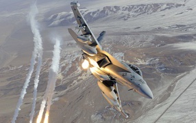 Боевой самолет в небе