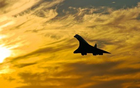 Конкорд на фоне желтых облаков