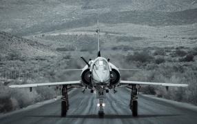 Истребитель на взлетно-посадочной полосе