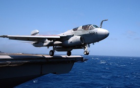 Истребитель оторвал колеса от авианосца