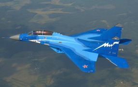 Истребитель МиГ-29К голубого цвета