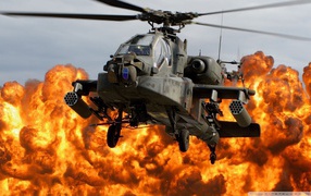 Военный вертолет на фоне огня
