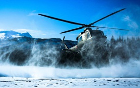 Военный вертолет садится на снег в Норвегии