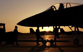 Обслуга самолета F-15 Eagle на базе