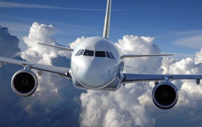 Пассажирский Boeing 737 на фоне облаков