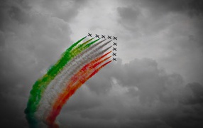 Самолеты оставляют в небе дым трех цветов