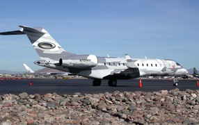 Небольшой самолет в камуфлированной окраске