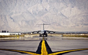 Самолет C-17 Globmaster на северном аэродроме