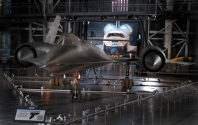 Самолет Lockheed SR-71 на фоне шаттла