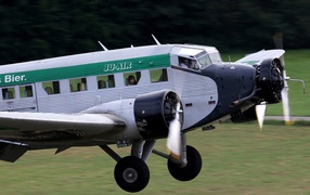 Старинный пассажирский самолет Junkers Ju 52-3m