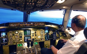 Пилот самолета над облаками