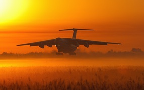 Самолет в оранжевой дымке