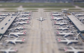 Самолет выруливает на полосу