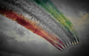 Густой красочный дым от самолетов