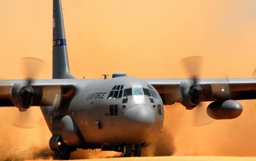 Транспортный самолет AC-130 садится на песок