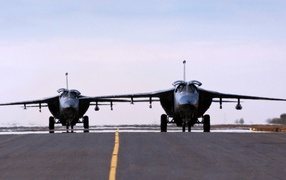 Два военных самолета готовятся к взлету