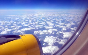 Вид из окна желтого самолета
