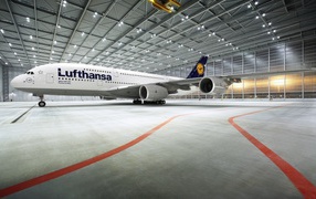 Белый Airbus A380  стоит в ангаре