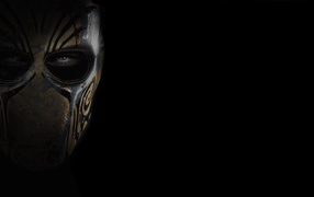 Коричневая маска, черный фон