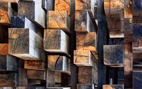 Аккуратная кладка деревянных брусков