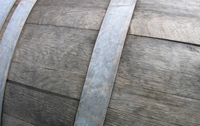 Закованная в обод деревянная бочка