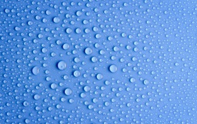 Конденсат на голубом фоне