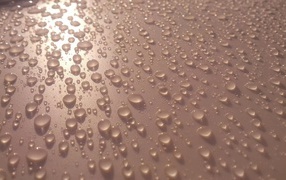 Конденсат на светлой поверхности