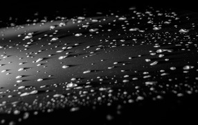 Крошки на черной поверхности