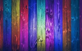 Забор из разноцветных досок