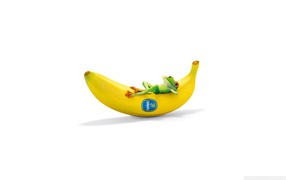 Лягушка на банане, белый фон