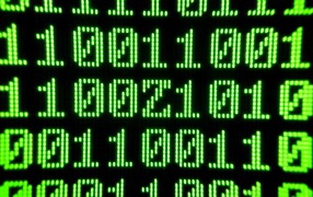 Зеленый бинарный код на черном фоне