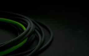 Зеленый провод среди черных