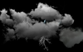 Молнии в пушистых белых облаках