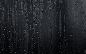 Влага на черном стекле