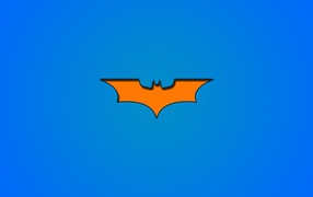 Оранжевый символ Бетмана на голубом фоне