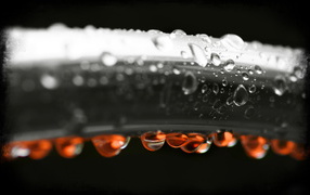 Красные капли на черном фоне