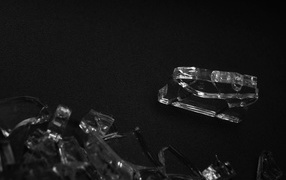 Осколки разбитого стекла