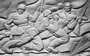 Барельеф с солдатами Второй мировой войны