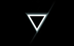 Белый треугольник на черном фоне