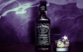 Виски Jack Daniels на фиолетовом фоне